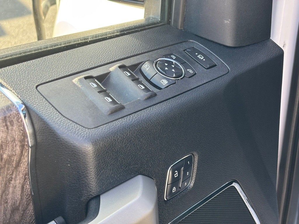 2017 Ford F-250 Lariat photo 11