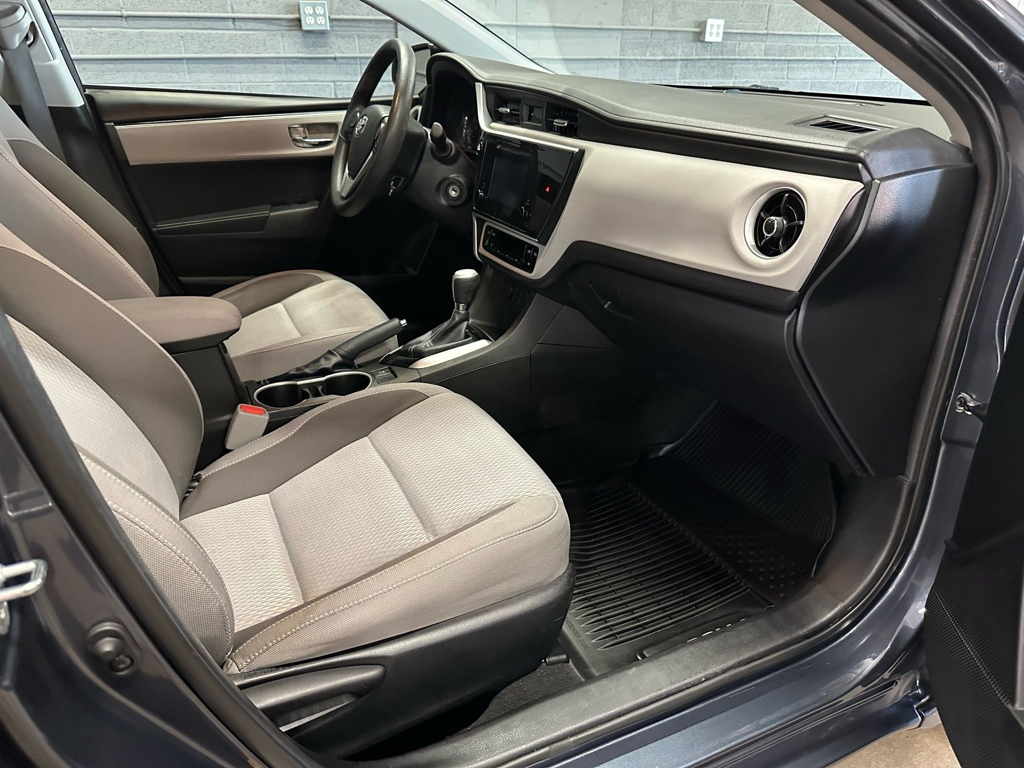 2018 Toyota Corolla LE photo 25