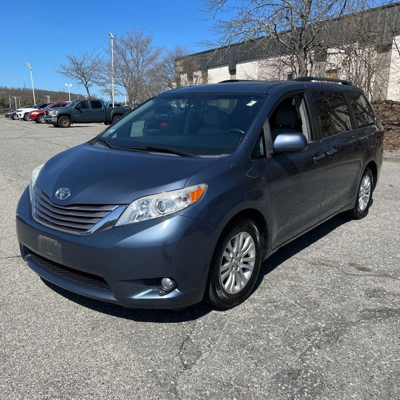 Blue 2017 Toyota Sienna XLE 8-Passenger FWD Minivan Front-Wheel Drive 8-Speed Automatic