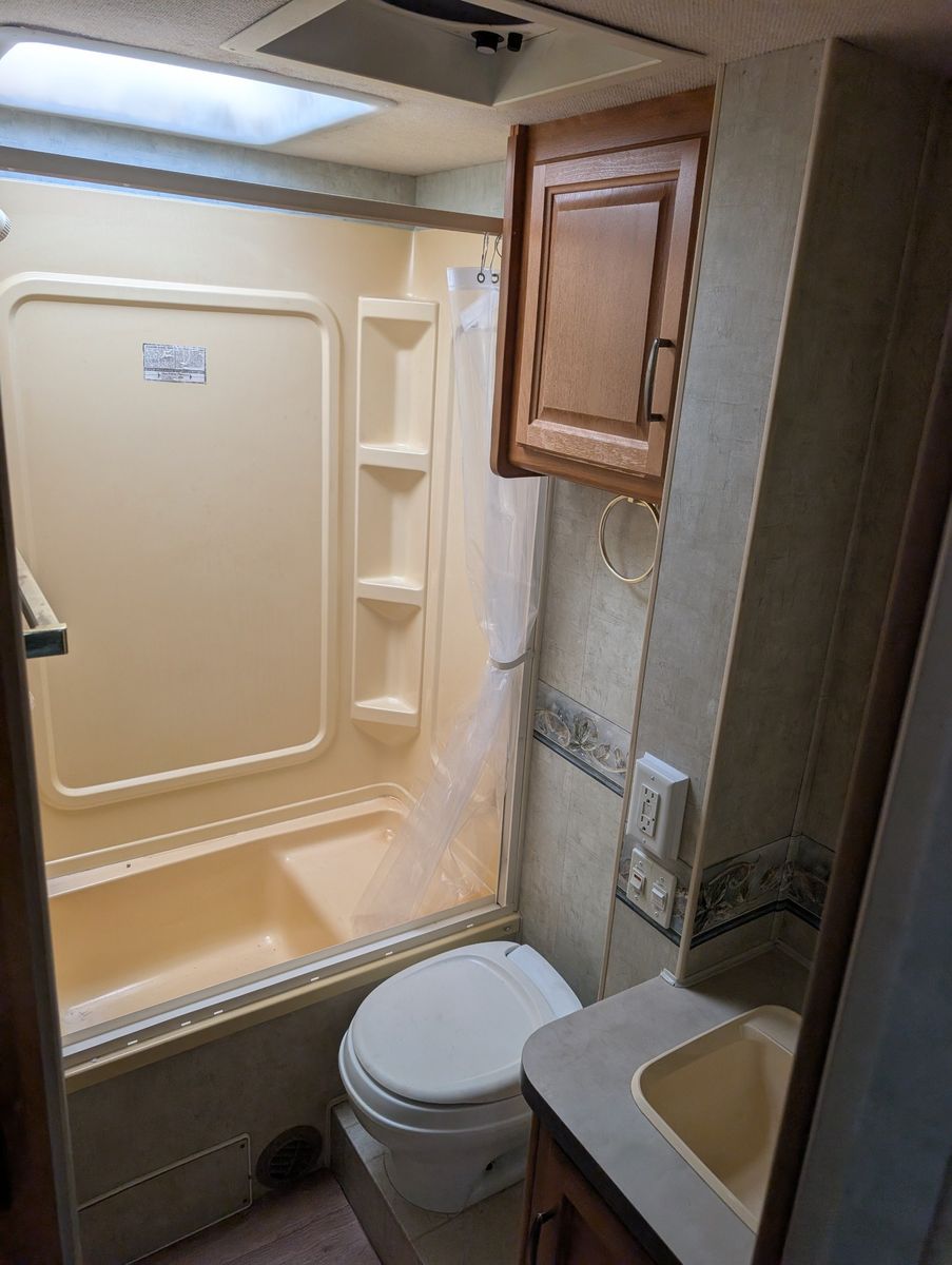 2004 Ford E-Series Chassis 95