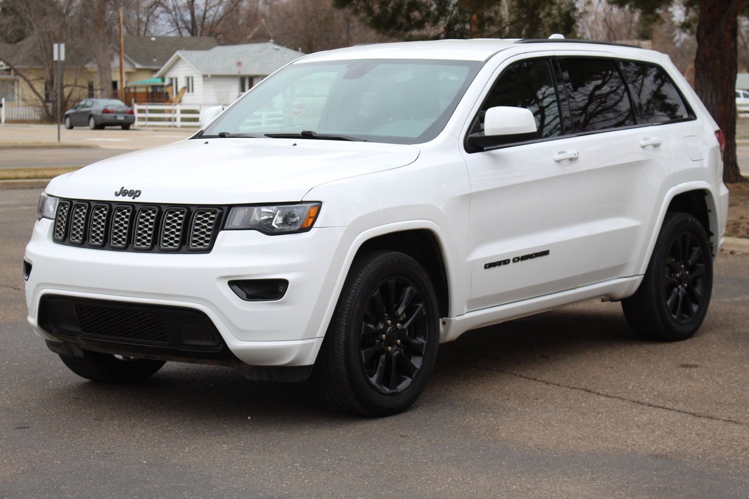 2017 Jeep Grand Cherokee Altitude | Victory Motors of Colorado