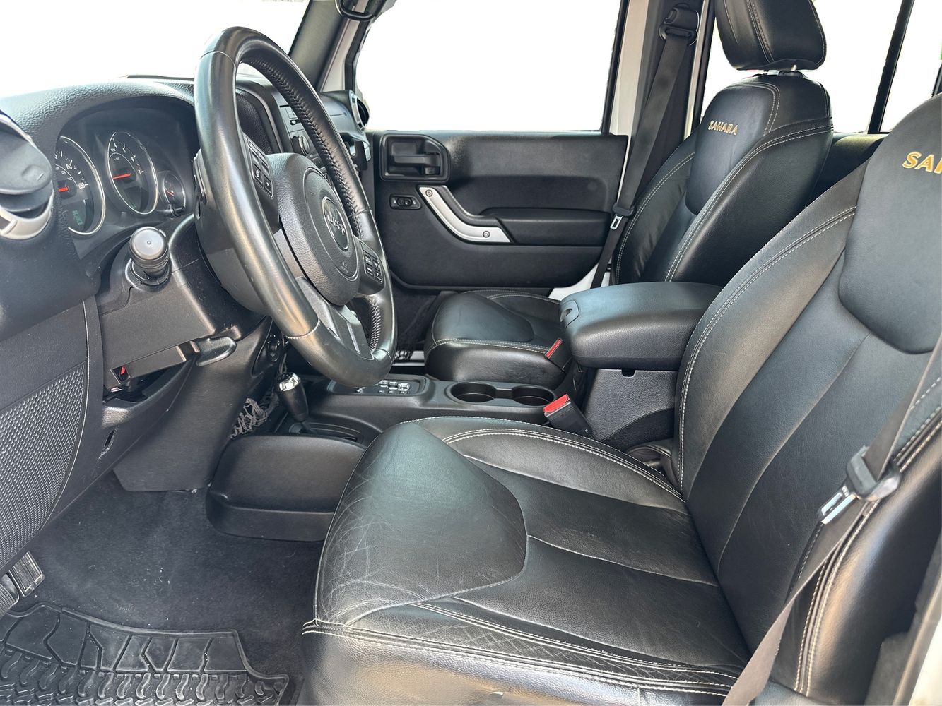 2013 Jeep Wrangler Unlimited Sahara photo 8