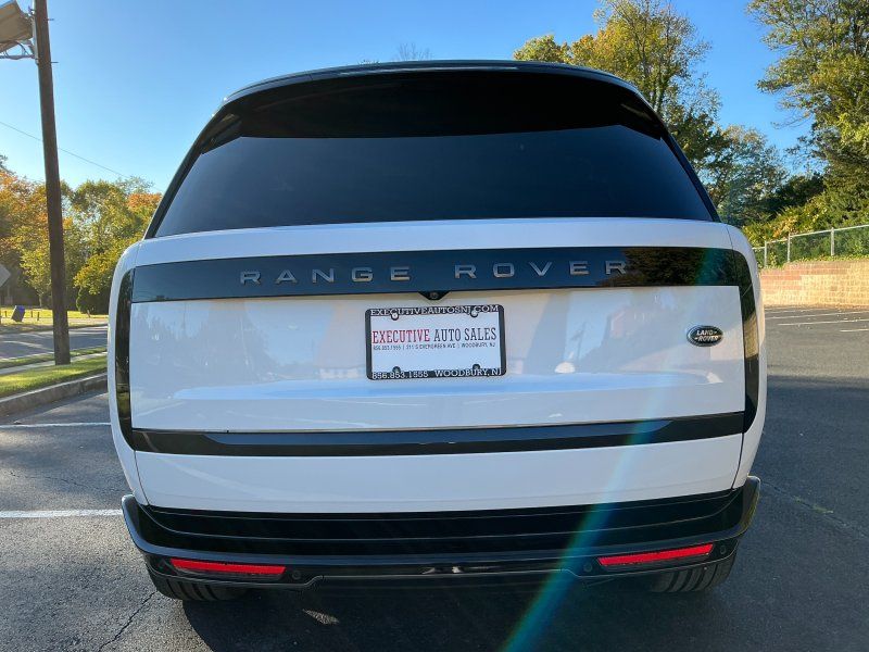 2023 Land Rover Range Rover SE photo 3