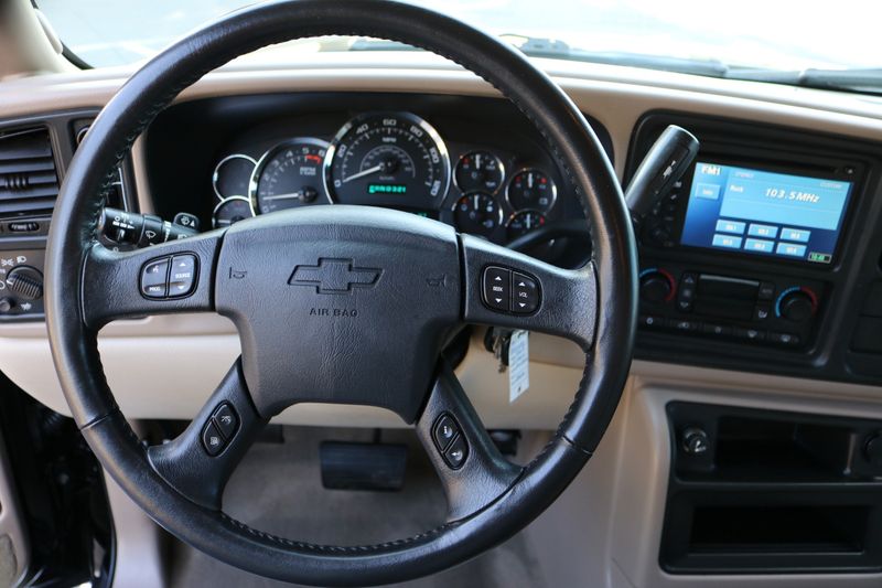 2005 Chevrolet Avalanche Z71 | Victory Motors of Colorado