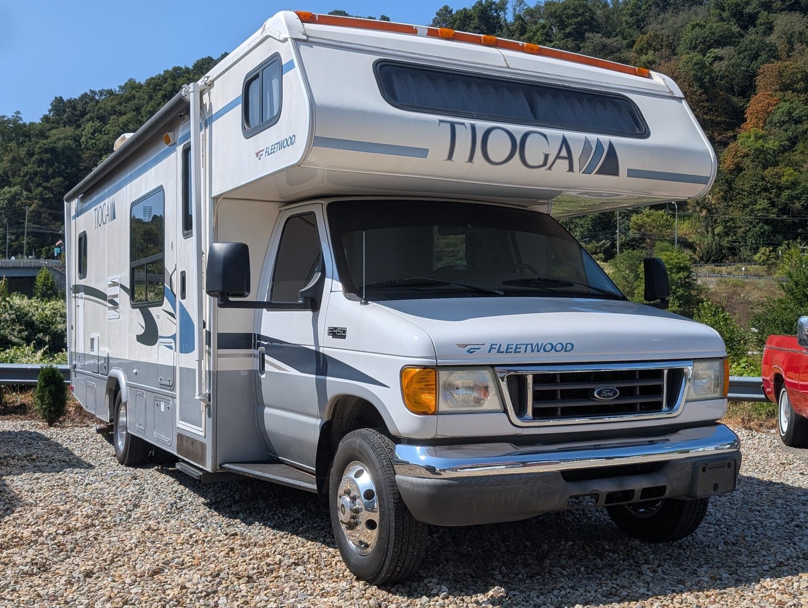 2004 Ford E-Series Chassis 1