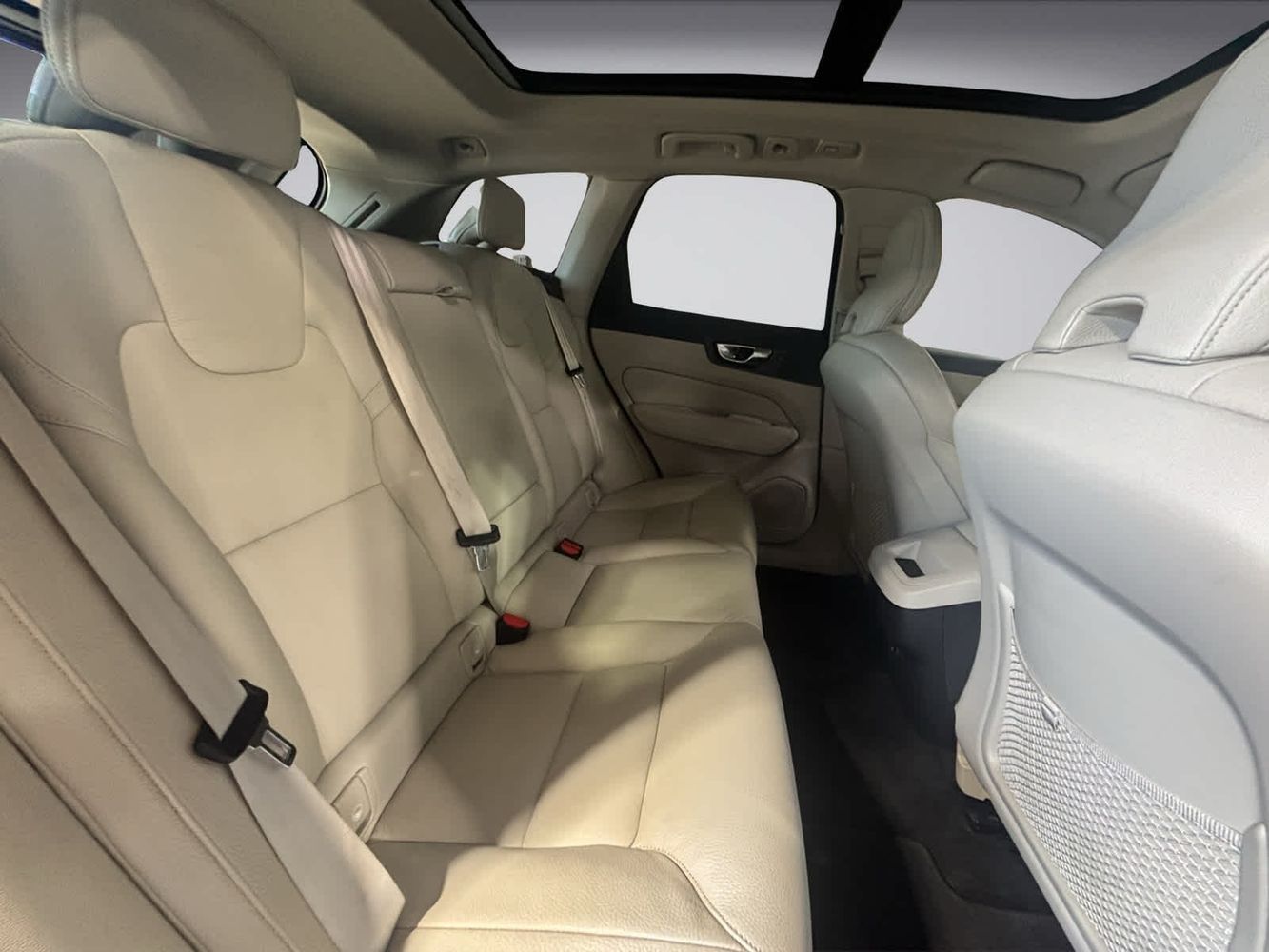 2022 Volvo XC60 B5 Momentum photo 12