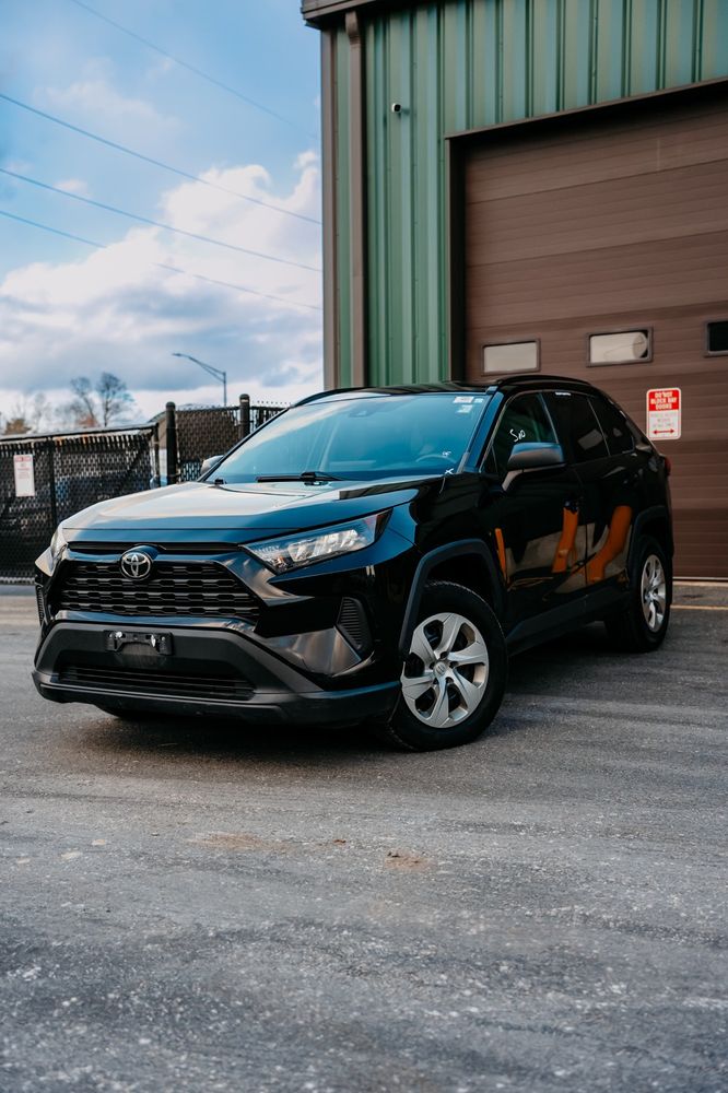 2020 Toyota RAV4 LE's photo