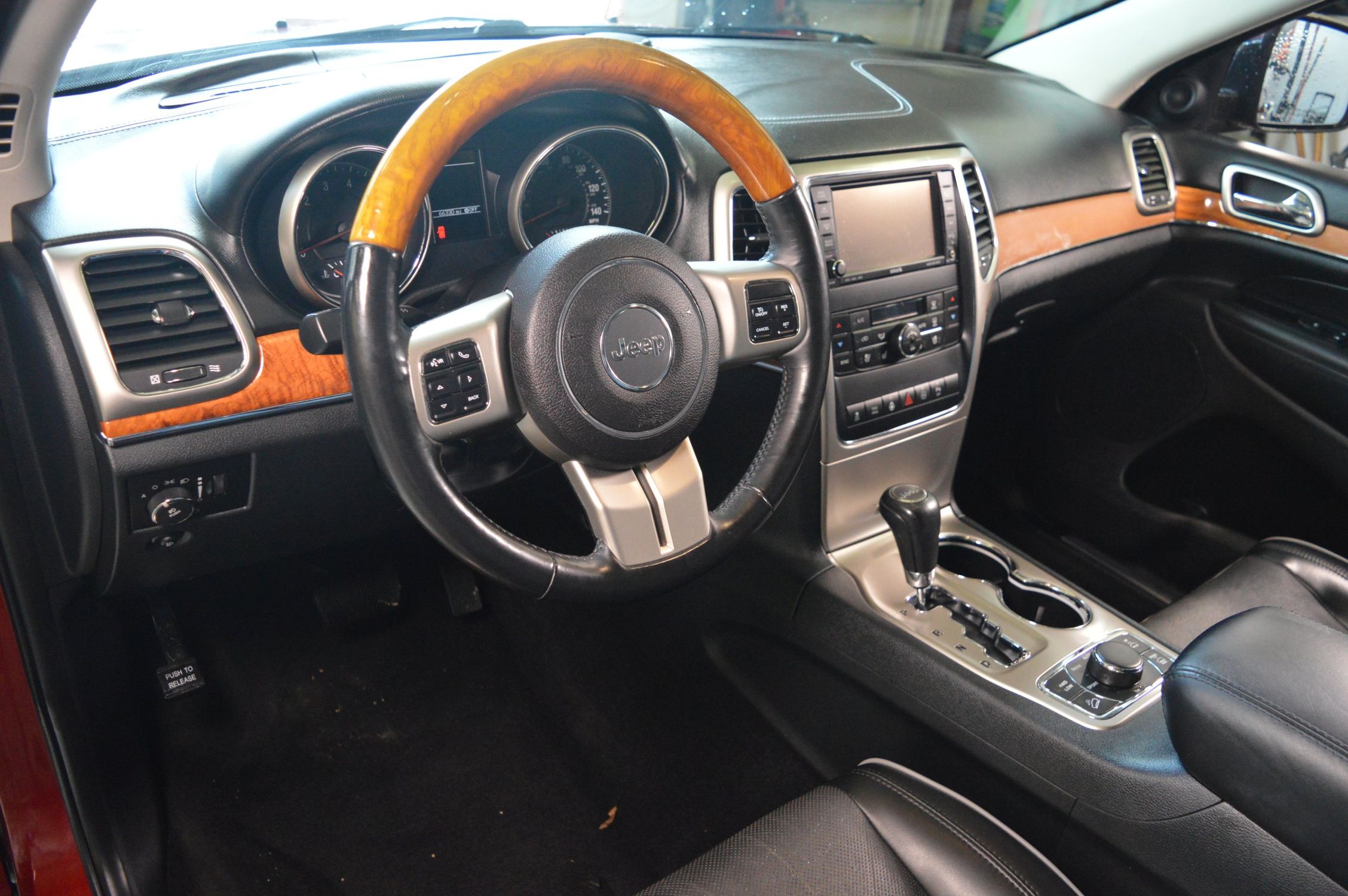 2011 Jeep Grand Cherokee Overland photo 25