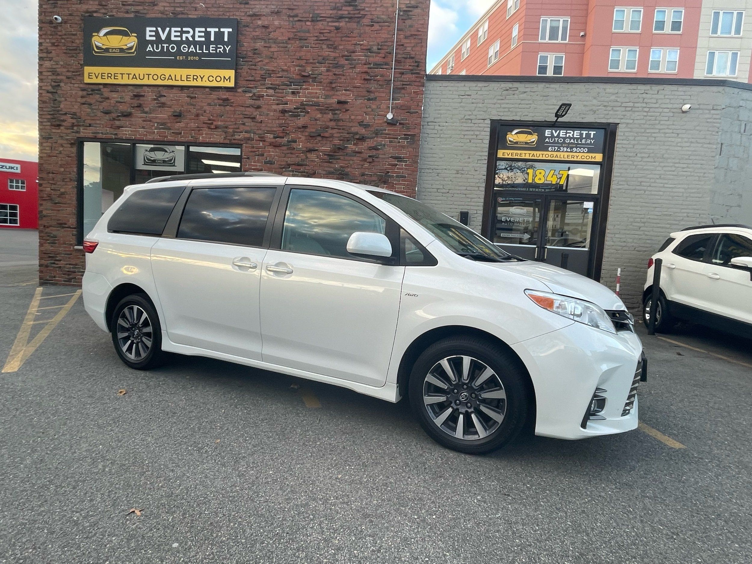 2019 Toyota Sienna XLE Premium photo 2