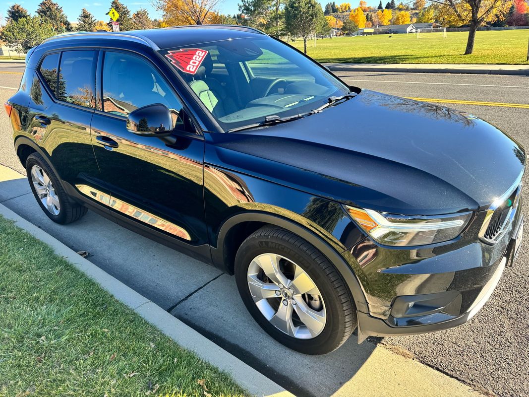 2022 Volvo XC40 Momentum's photo