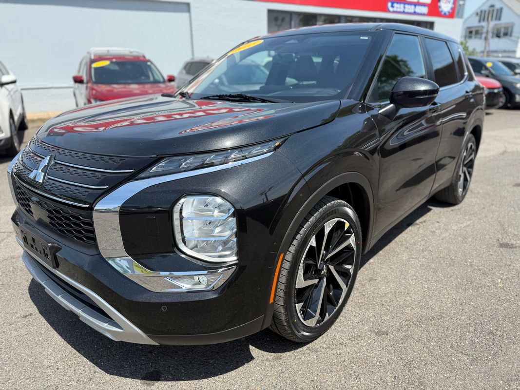 2023 Mitsubishi Outlander PHEV SE's photo