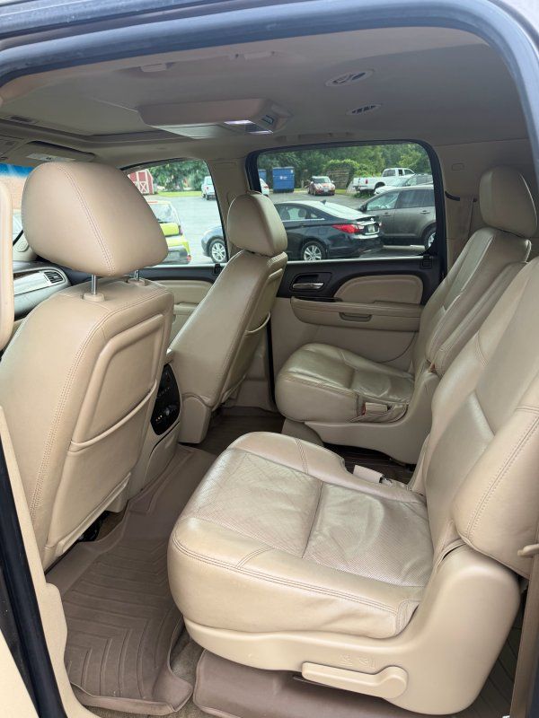 2011 GMC Yukon XL Denali - Photo 8