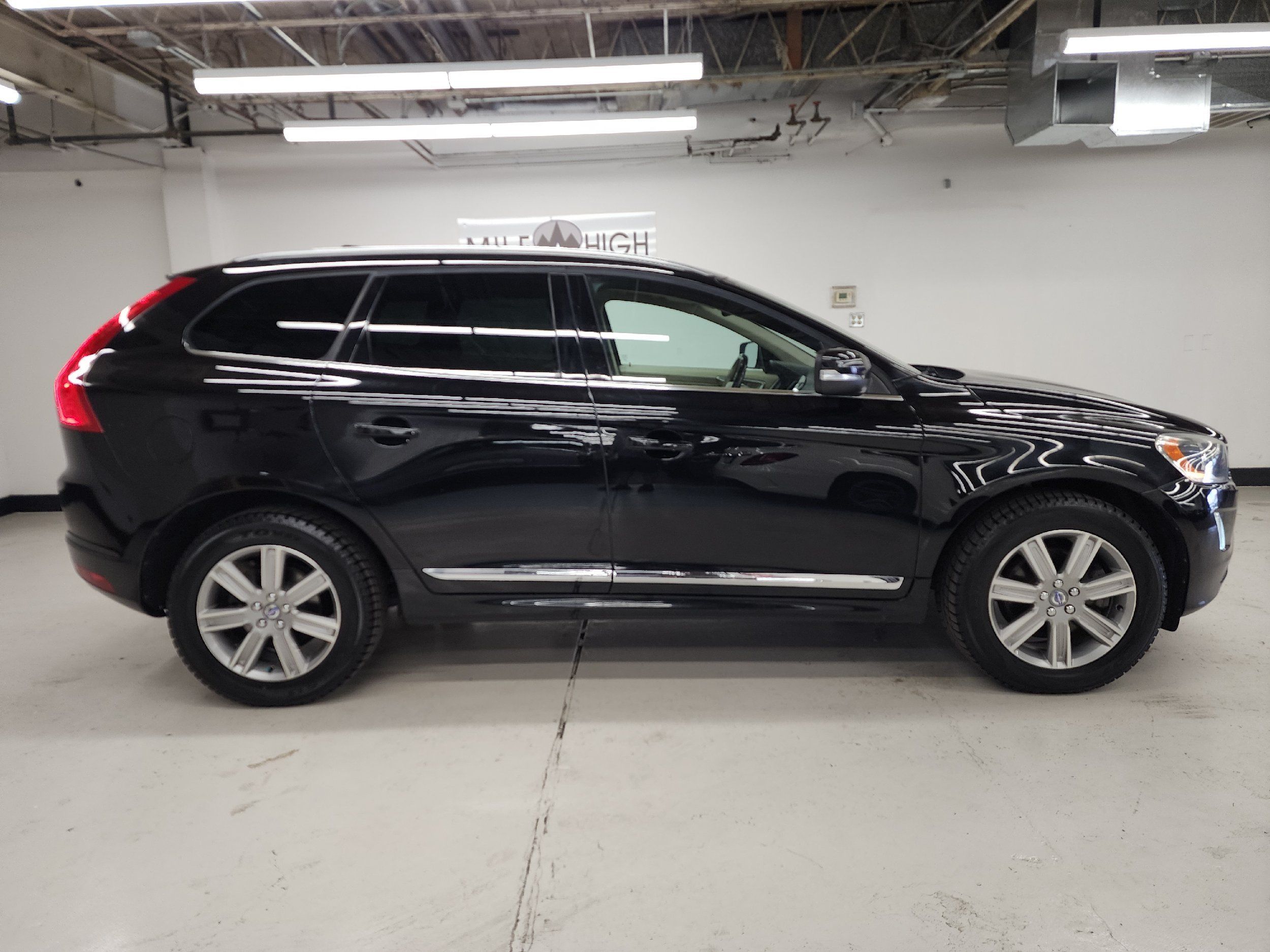 2016 Volvo XC60 T6 Drive-E photo 3