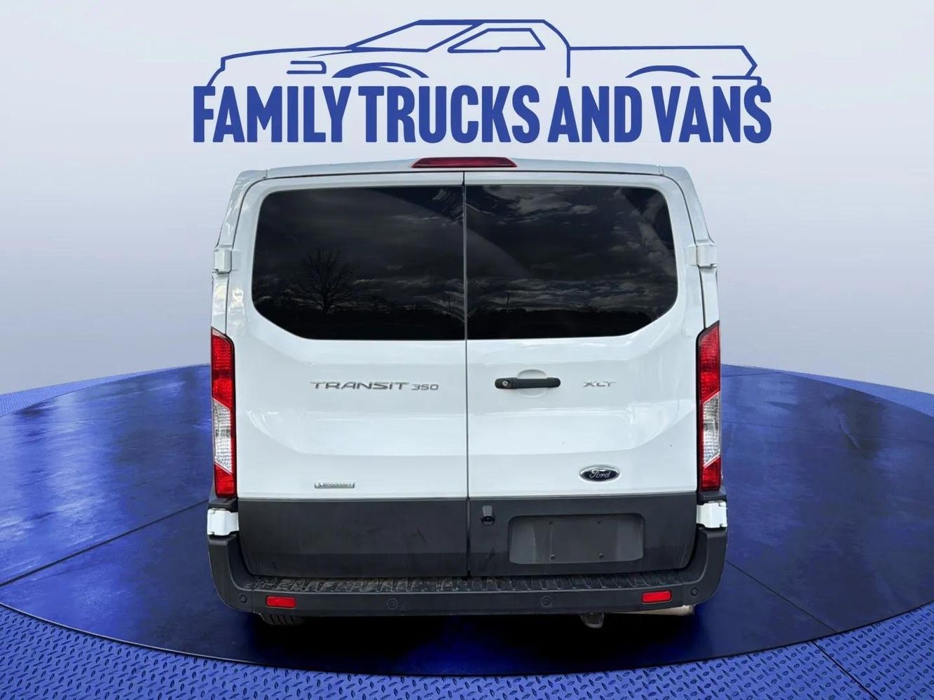 2023 Ford Transit Passenger XLT photo 4