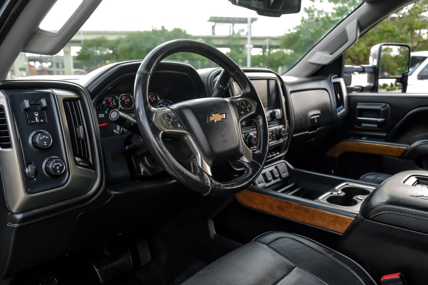 2018 Chevrolet Silverado High Country photo 2