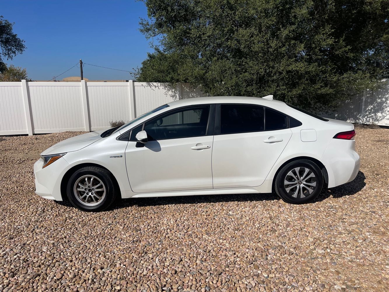 2020 Toyota Corolla Hybrid LE photo 2