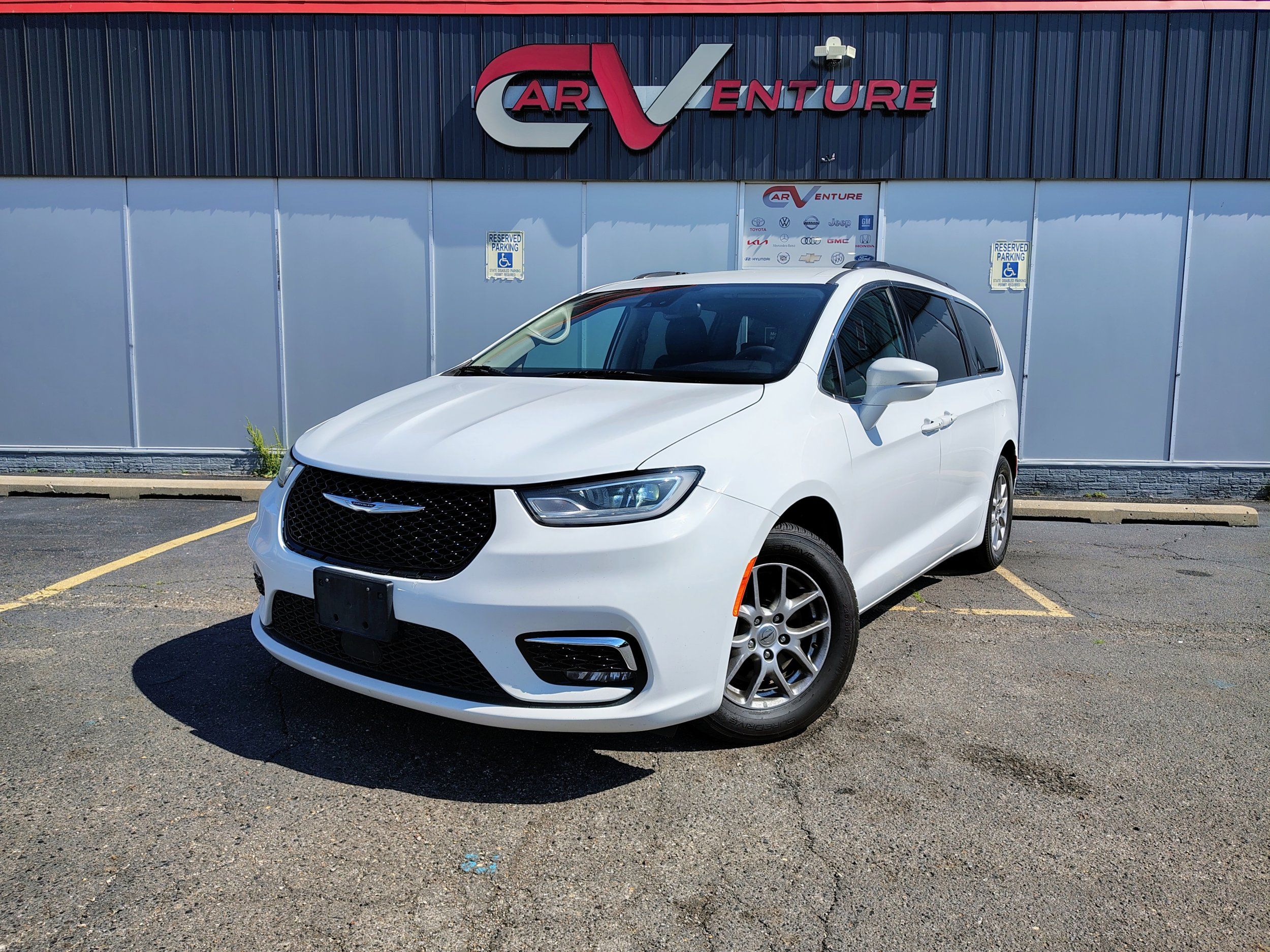 2022 Chrysler Pacifica Touring L's photo