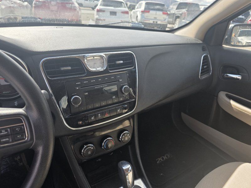 2014 Chrysler 200 LX photo 9