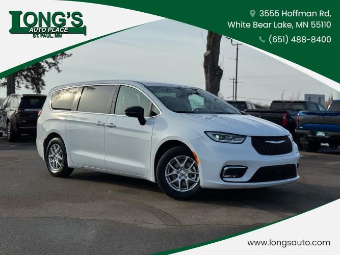 2024 Chrysler Pacifica Touring L's photo