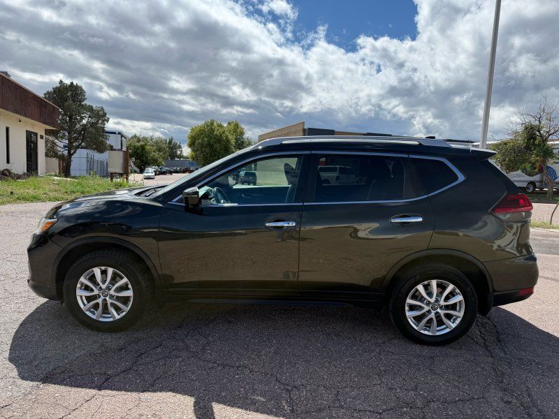 2017 Nissan Rogue SV photo 4