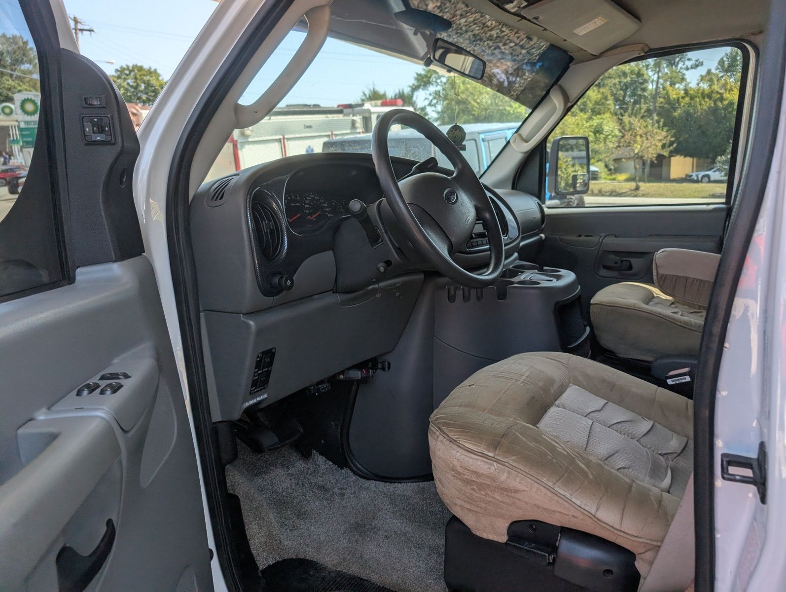 2004 Ford E-Series Chassis 22