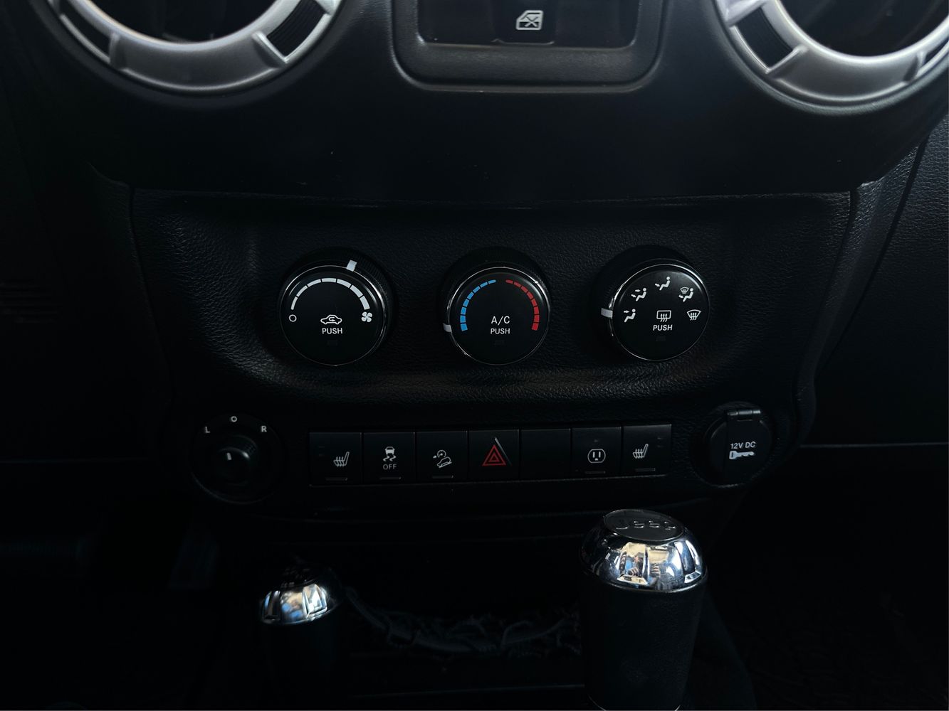 2013 Jeep Wrangler Unlimited Sahara photo 19