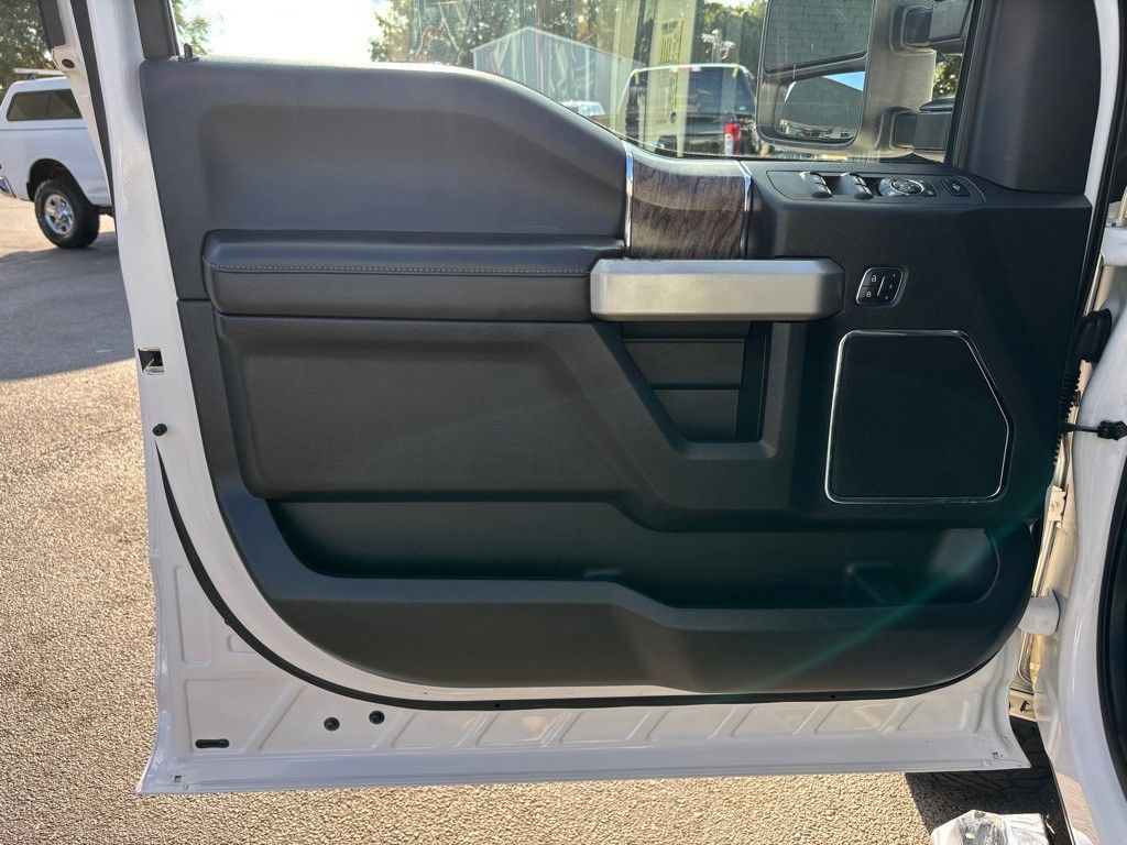 2017 Ford F-250 Lariat photo 10