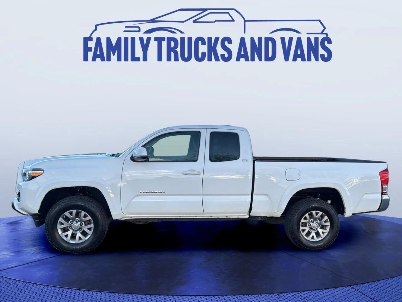 2017 Toyota Tacoma SR5 V6 photo 2