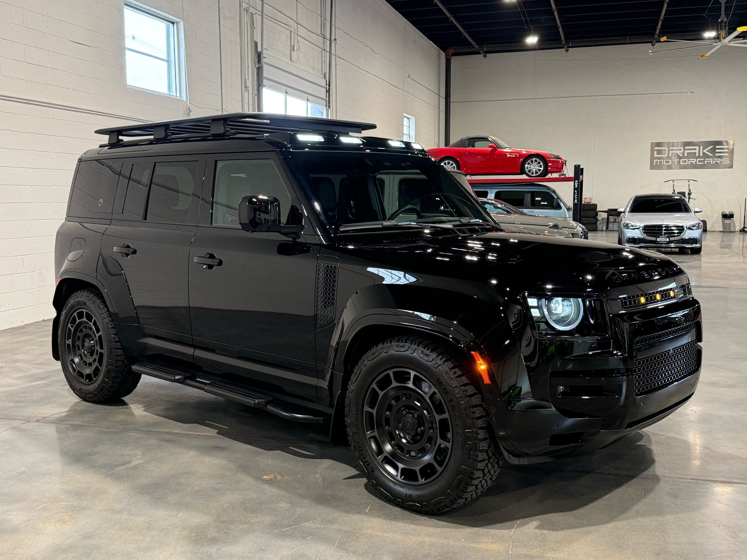 2026 Land Rover Defender P635 OCTA Black, photo 7