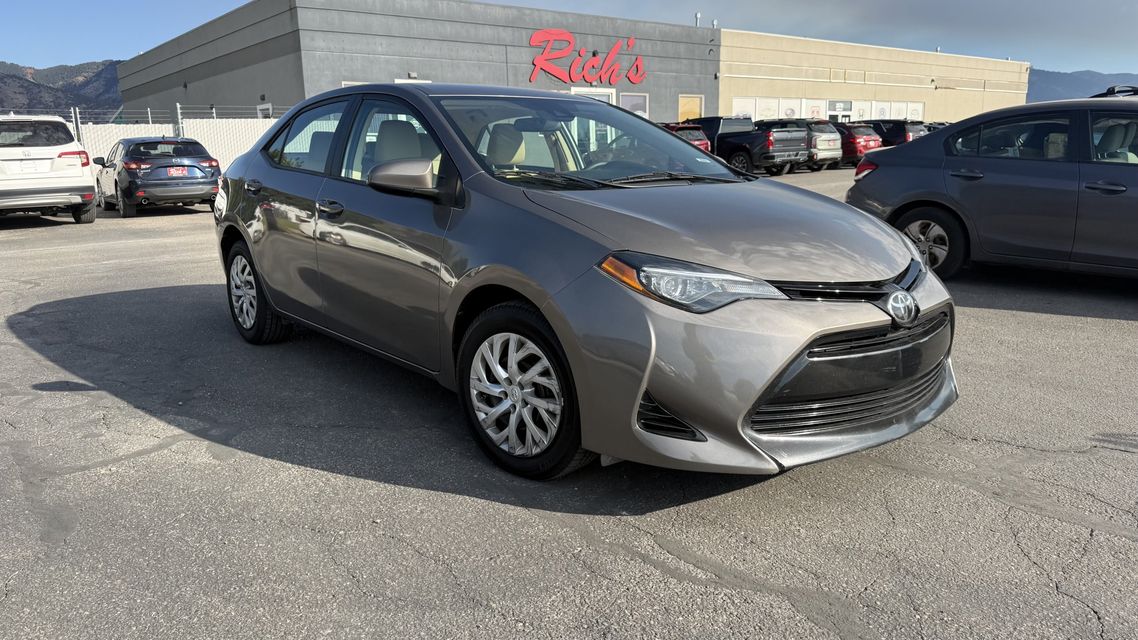 2018 Toyota Corolla — LE, photo 1 of 9