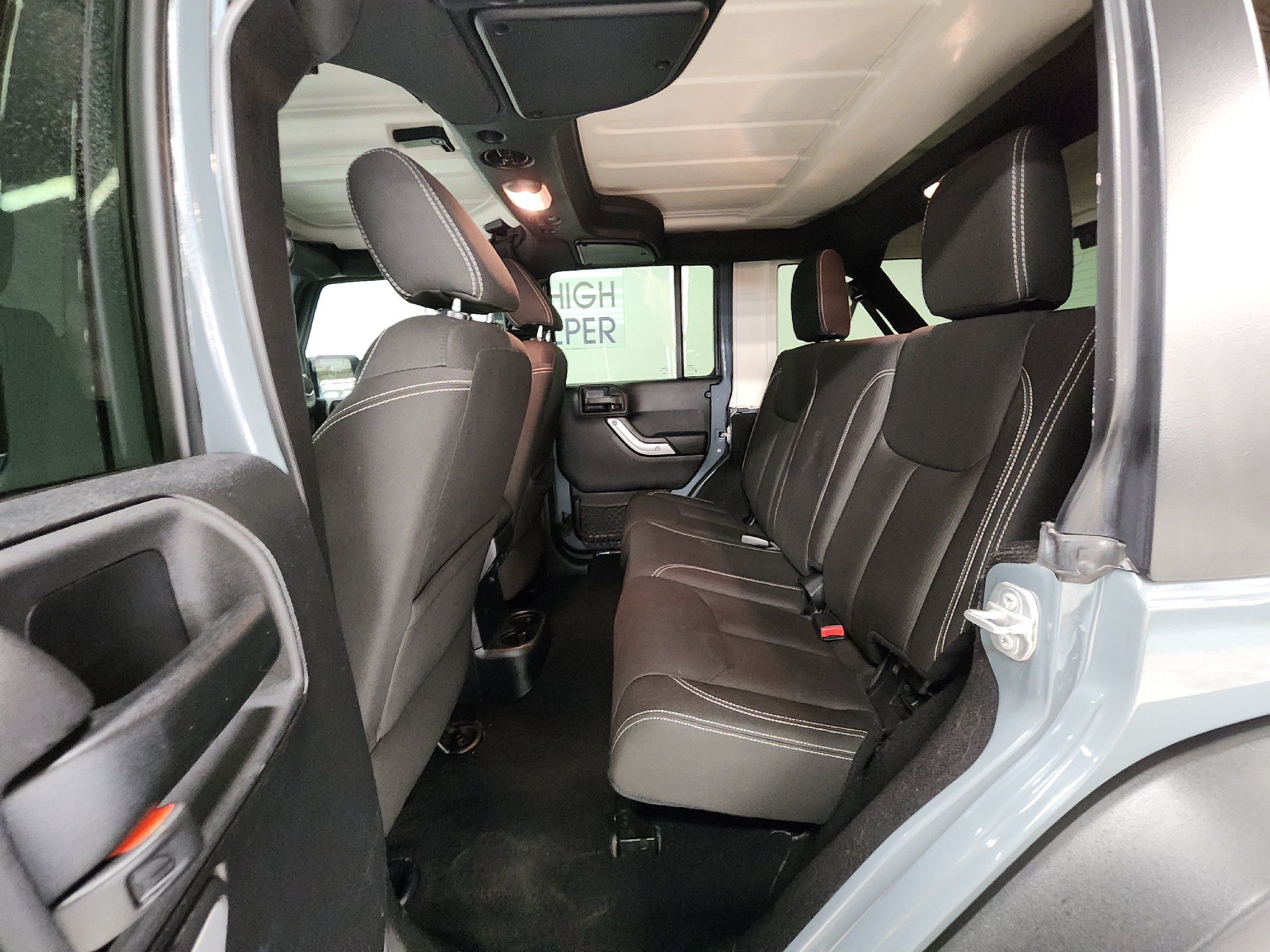 2015 Jeep Wrangler Unlimited Rubicon photo 12