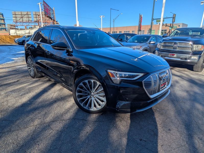 2019 Audi e-tron Prestige's photo