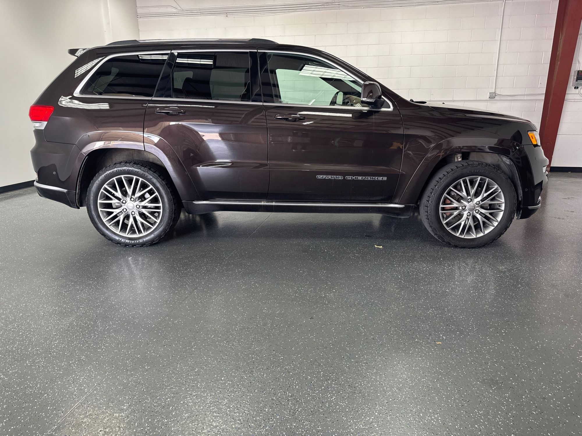 2017 Jeep Grand Cherokee Summit photo 3