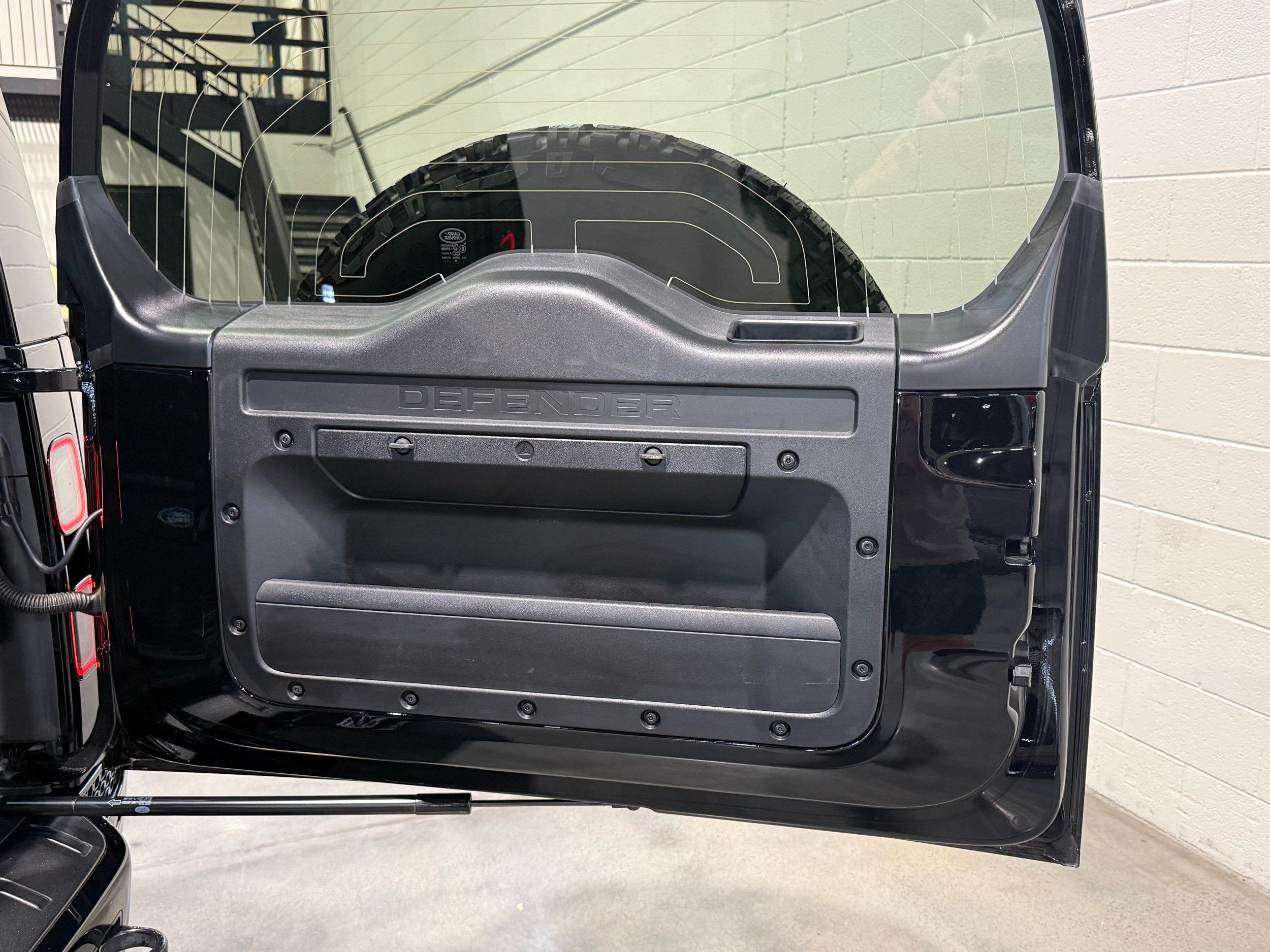 2026 Land Rover Defender P635 OCTA Black, photo 16