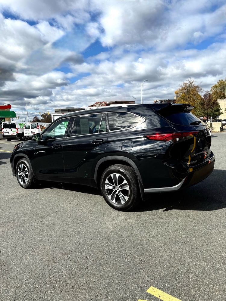 2021 Toyota Highlander XLE photo 4