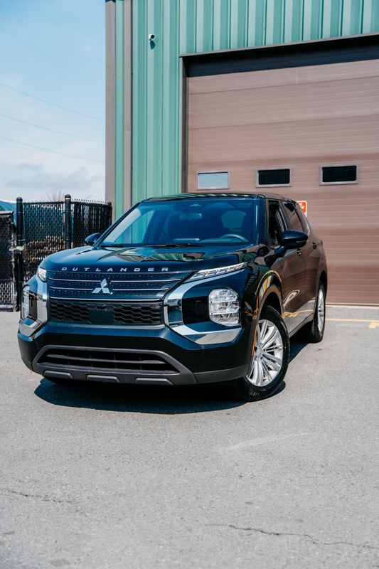 Black 2022 Mitsubishi Outlander ES S-AWC SUV / Crossover All-Wheel Drive Continuously Variable Transmission