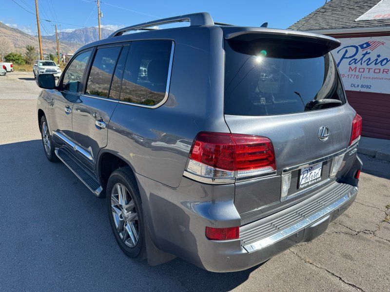 2013 Lexus LX 570 Luxury photo 3