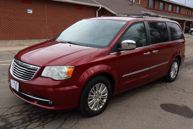 2012 Chrysler Town and Country Photos