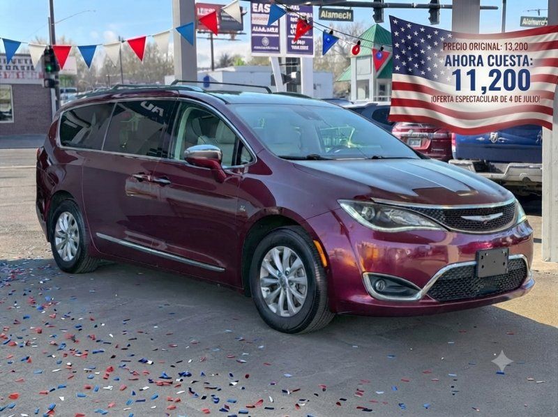 2017 Chrysler Pacifica Limited's photo