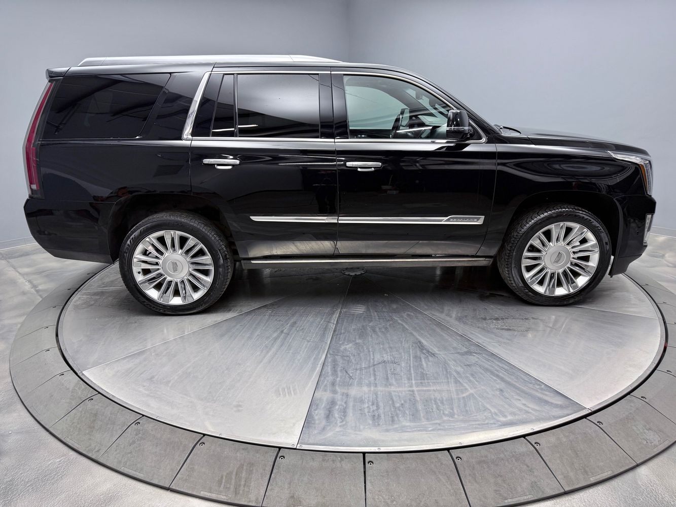 2017 Cadillac Escalade Platinum photo 4