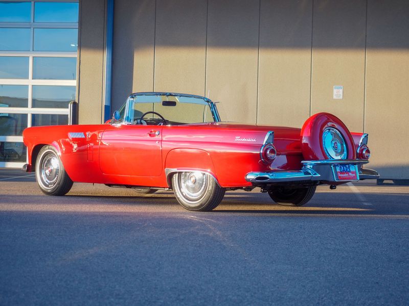 VINTAGE MONOGRAM 1956 FORD THUNDERBIRD 1:24 DIECAST MODEL
