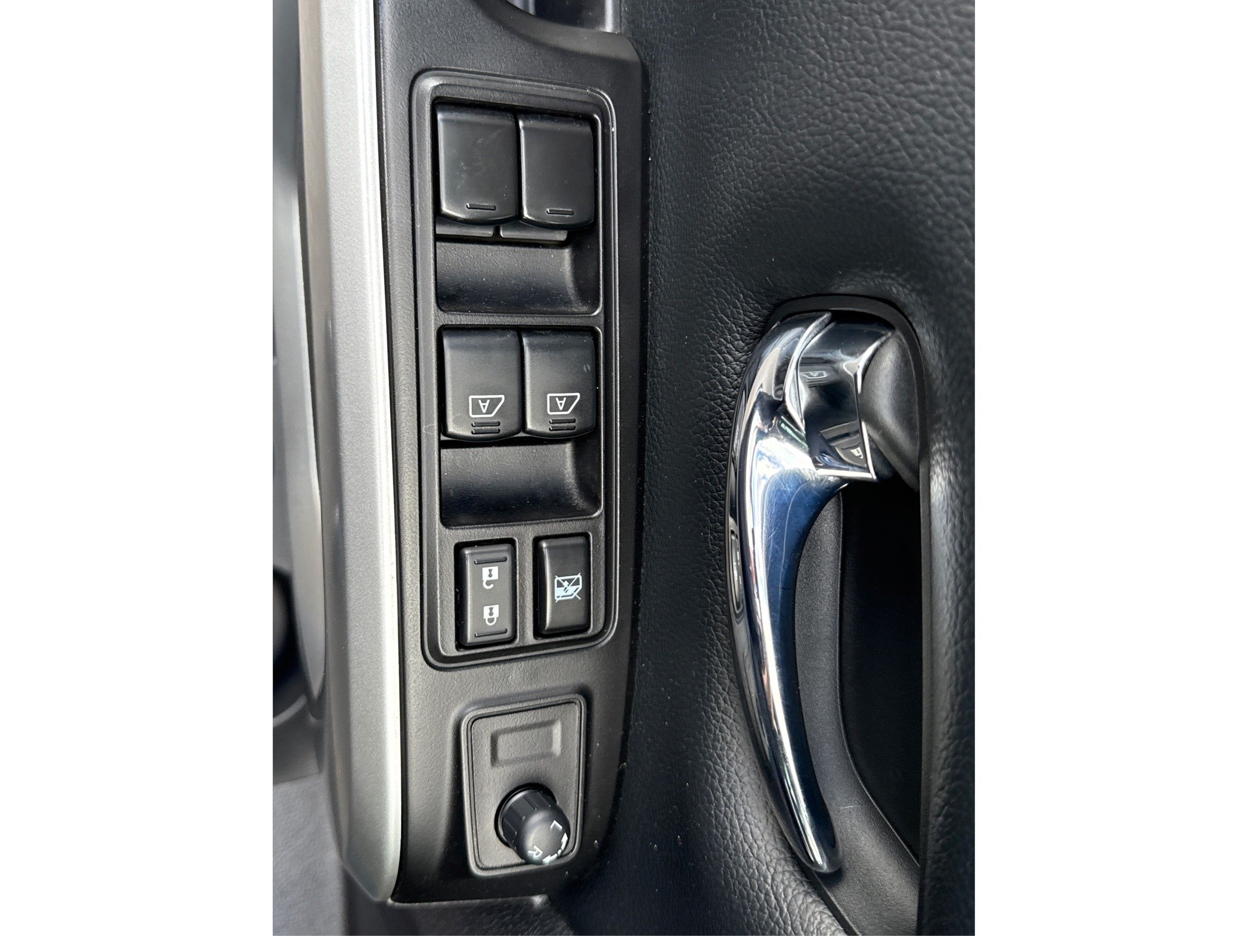 2018 Nissan Titan SV photo 35