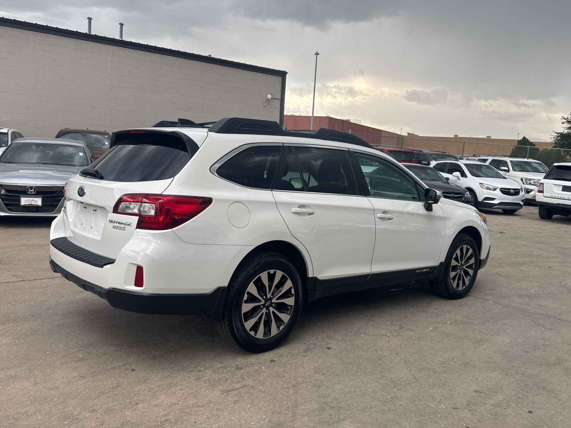 2017 Subaru Outback 2.5i Limited photo 4