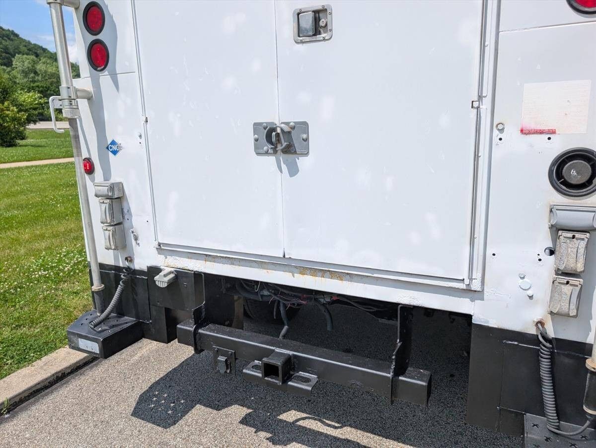 2011 Ford F-550 Super Duty 48