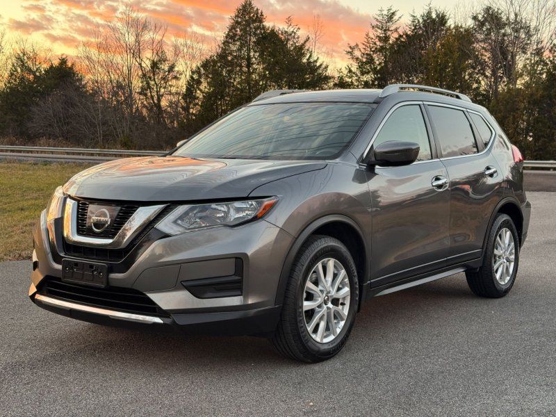 2017 Nissan Rogue SV's photo