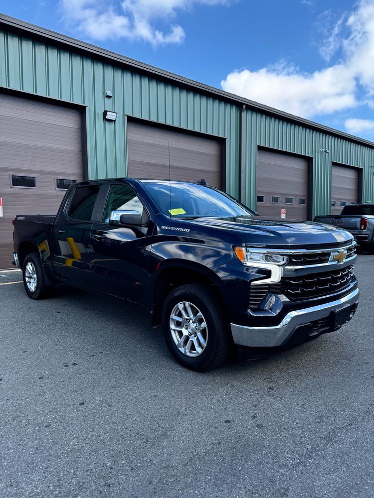 2022 Chevrolet Silverado 1500 LT photo 3