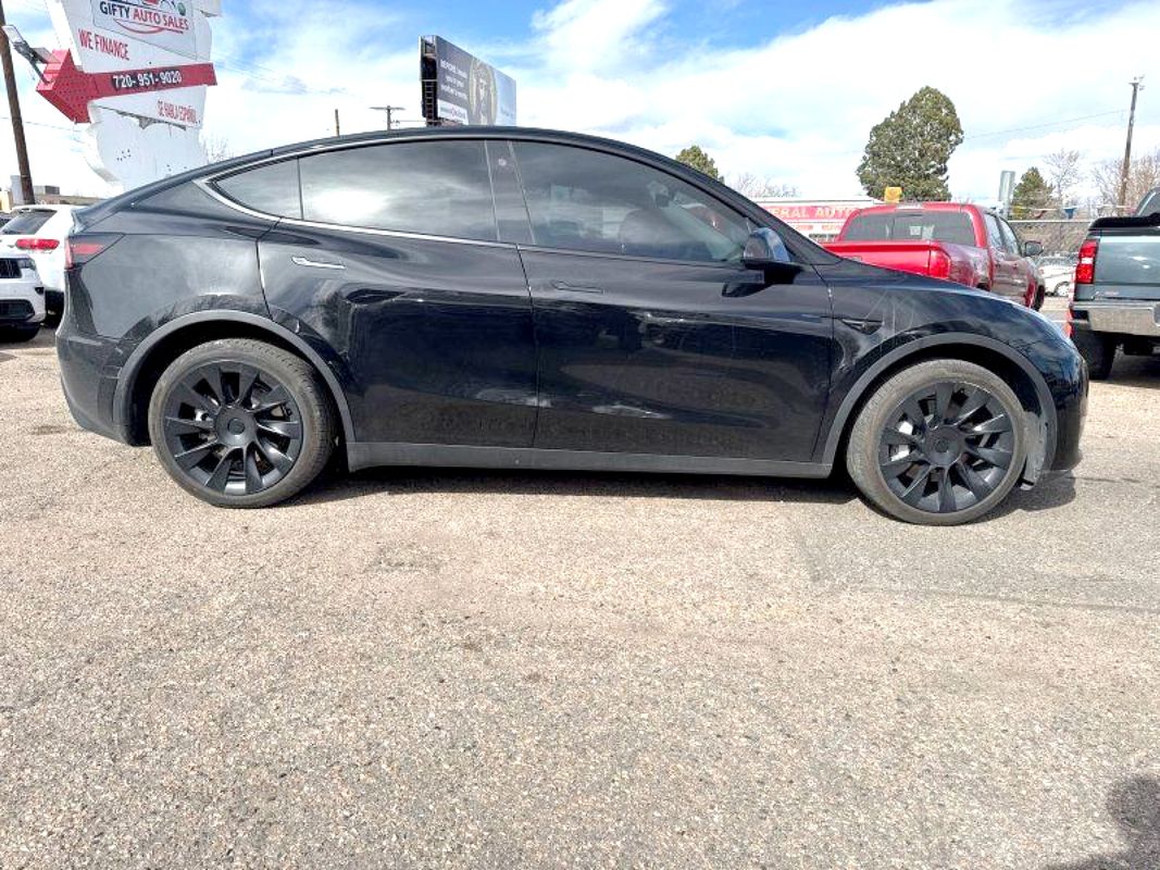 View vehicle photo 6