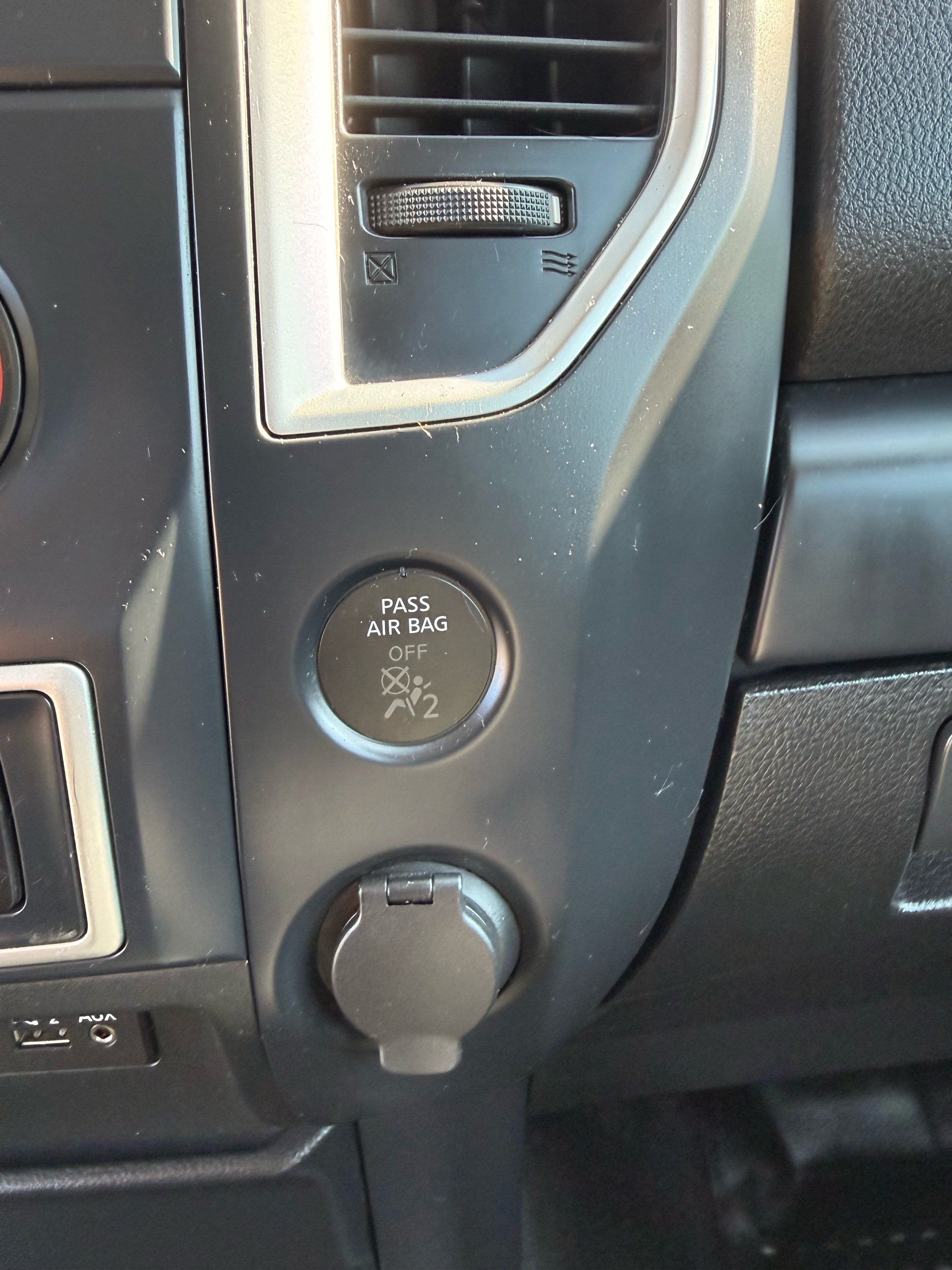 2019 Nissan Titan S photo 23