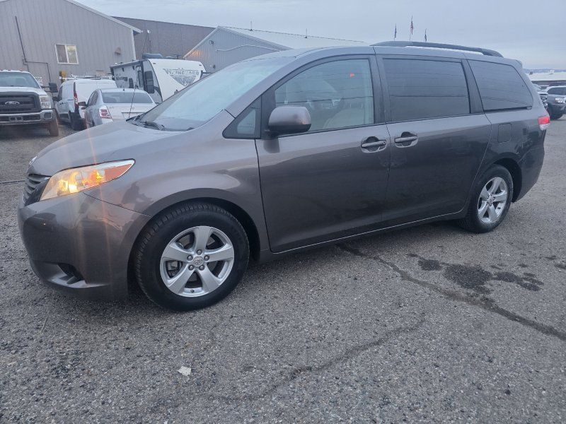 2012 Toyota Sienna LE's photo