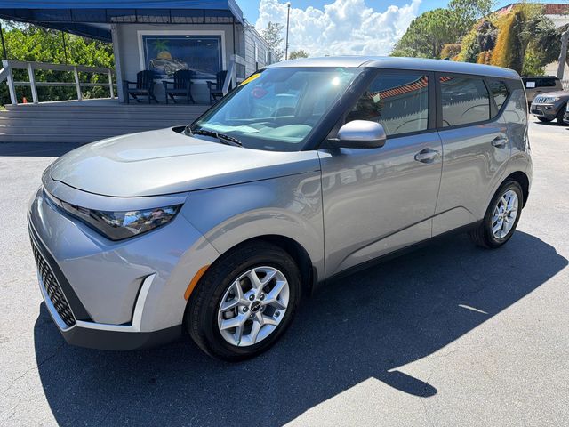 Silver 2025 Kia Soul SUV / Crossover Front-Wheel Drive Continuously Variable Transmission